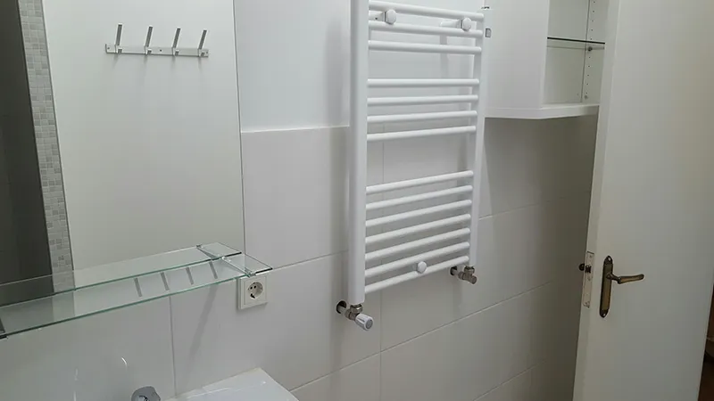 Chambre - Installation d'une serviette chauffée