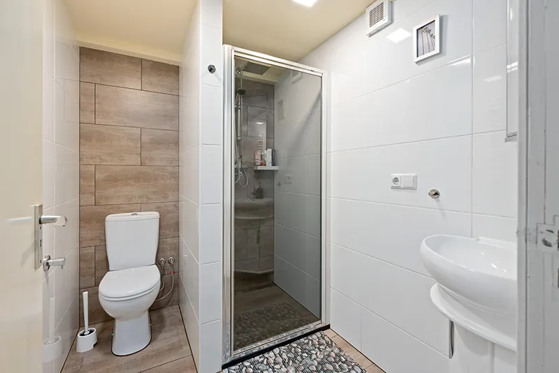 Imbécile et toilettes combinées - Bassins de toute taille