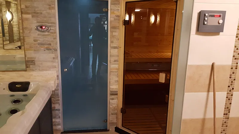 Pièces sanitaires - SPA et sauna dans une grande salle de bain
