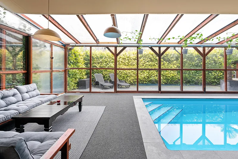 Piscine intérieure - Intérieur bien pensé avec piscine